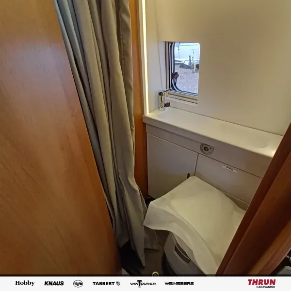 interiorShots.toilet