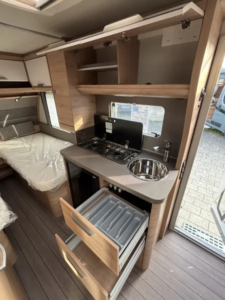 Knaus Südwind 460 EU Black Selection Weiß, MonoControl ThuleMarkise