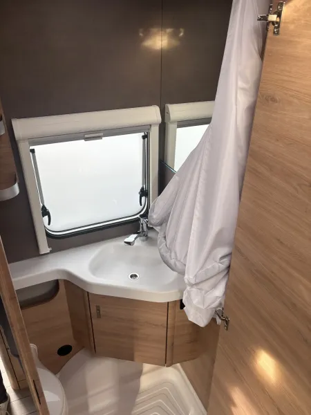 Knaus Südwind 460 EU Black Selection Weiß, MonoControl ThuleMarkise