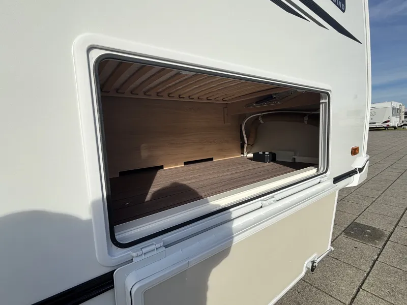 Knaus Südwind 460 EU Black Selection Weiß, MonoControl ThuleMarkise