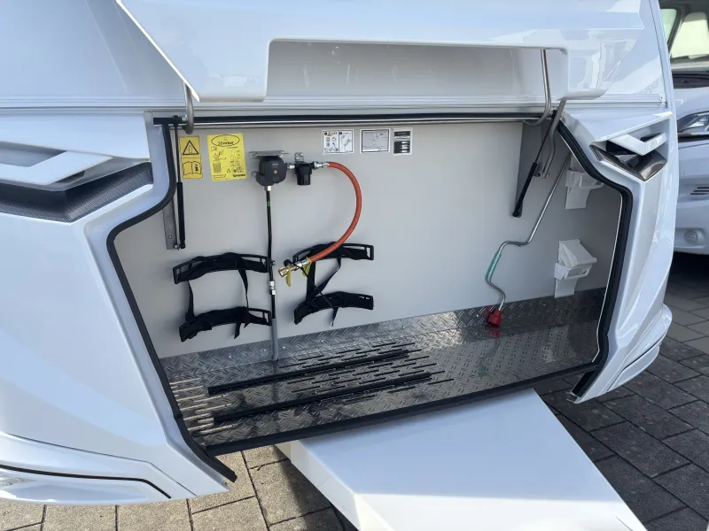Knaus Südwind 460 EU Black Selection Weiß, MonoControl ThuleMarkise