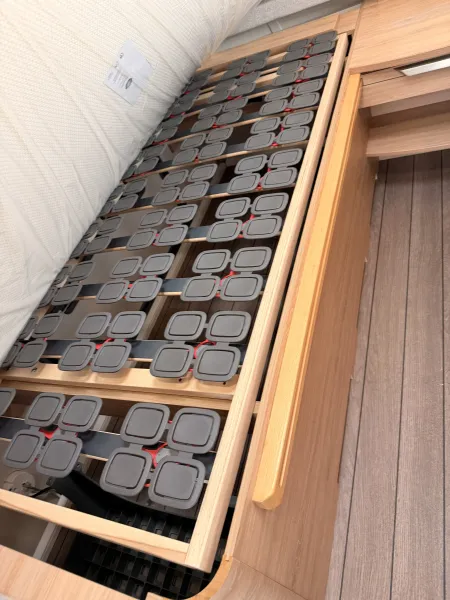 Knaus Südwind 540 UE Black Selection Fußbodenheizung, Tellerfedern