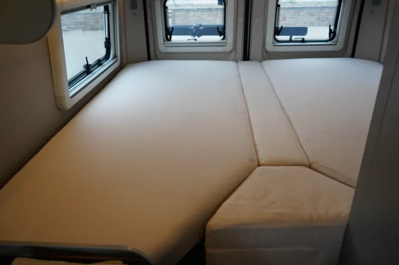 Bett 8.jpg Bett 8.jpg