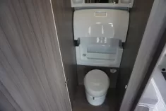 Toilettenraumtüre und Steher entfällt/wird verkürzt.