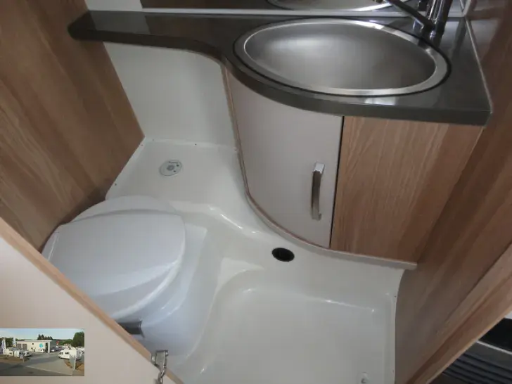 Fahrzeugbild Bürstner Premio 435 TS Nr. 110 - Doppelbett #23