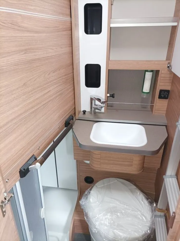 Fahrzeugbild Weinsberg X-CURSION VAN 500 MQ EDITION [PEPPER] Easy-Move Bett 2 Pers. #13