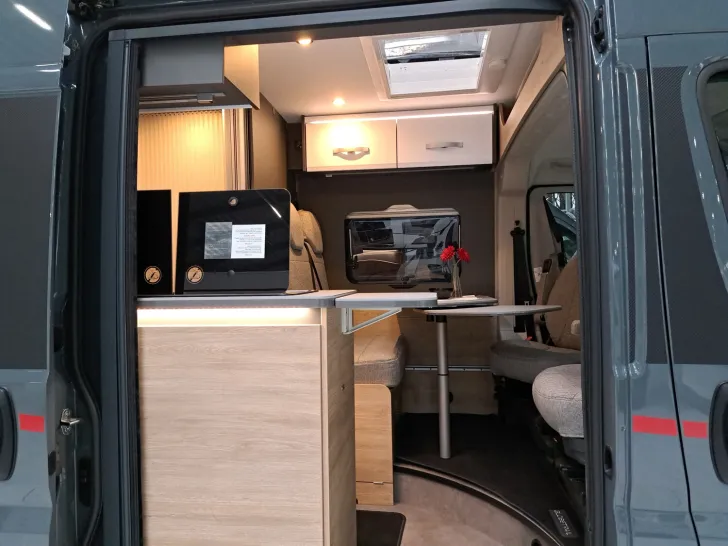 Fahrzeugbild Dethleffs Globetrail Advantage 640 ER Fiat Gästebett quer im Wohnbereich #8
