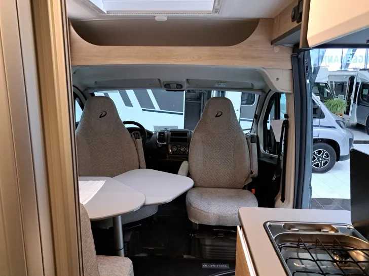 Fahrzeugbild Dethleffs Globetrail Advantage 640 ER Fiat Gästebett quer im Wohnbereich #14