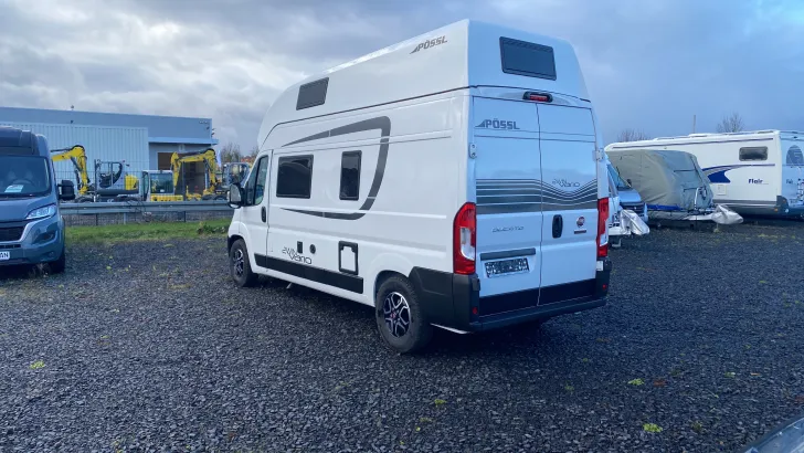 Schräg Hinten Pössl H-Line 2WIN Vario ( 00 )