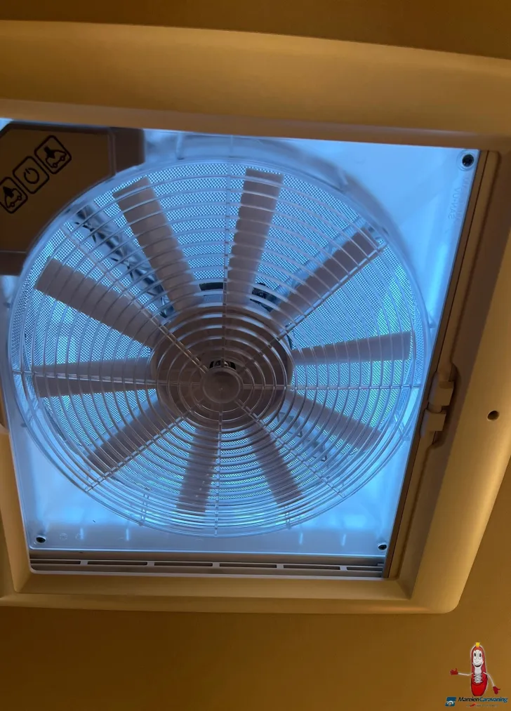 Fahrzeugbild Carthago chic c-line xl I I 5.9 LE Mercedes (228) #33