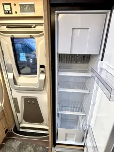 Bild 11 Knaus Sky TI 650 MF Platinum Selection 180 PS Automatik Rahmenfenster
