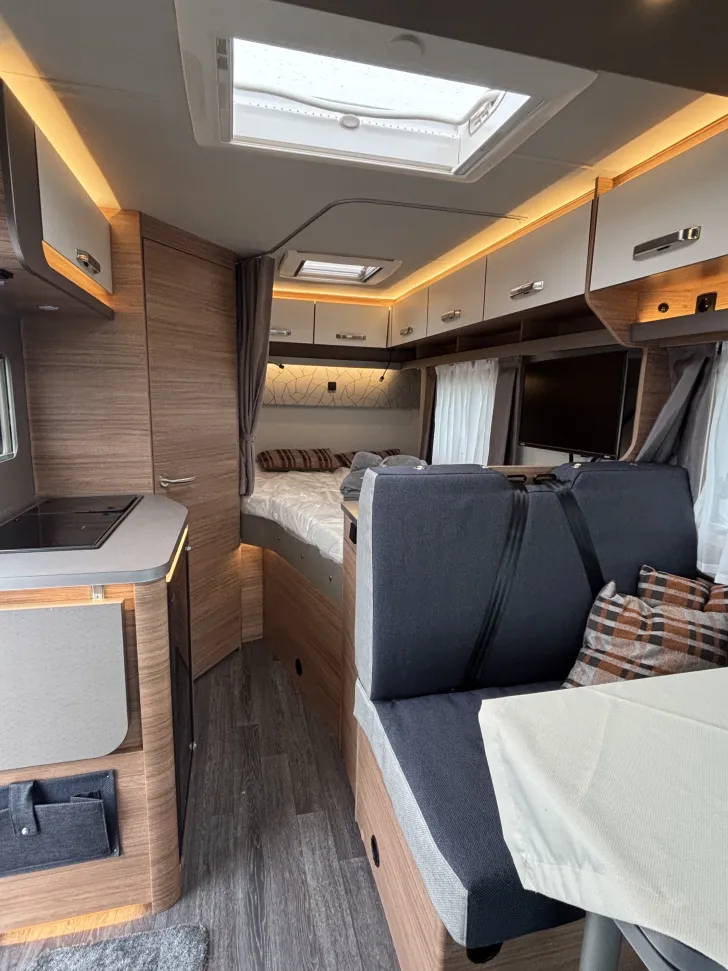 Sitzgruppe Weinsberg CaraLoft 550 MF 4Pakete TV BikeLift Rahmenfens