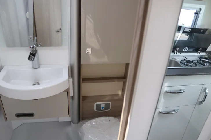 Fahrzeugbild Bürstner Lineo T 700 AT8G+Markise+Multimedia+SAT&Solar #13