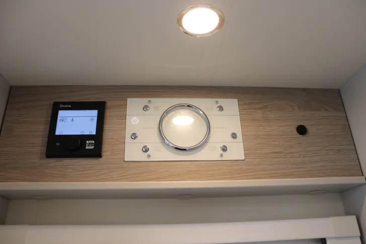 Fahrzeugbild Bürstner Lineo T 700 AT8G+Markise+Multimedia+SAT&Solar #15