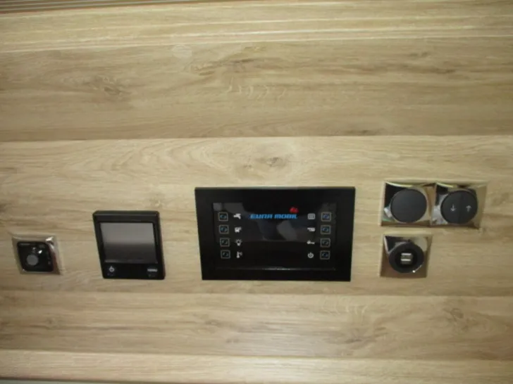 Fahrzeugbild Eura Mobil Integra Line IL 695 LF inkl. SAT + TV/Dachklima #18