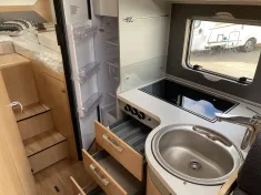 Bild 15 Hymer B-MC I 600 Whiteline (Autom.RFK.Hubstützen hint)