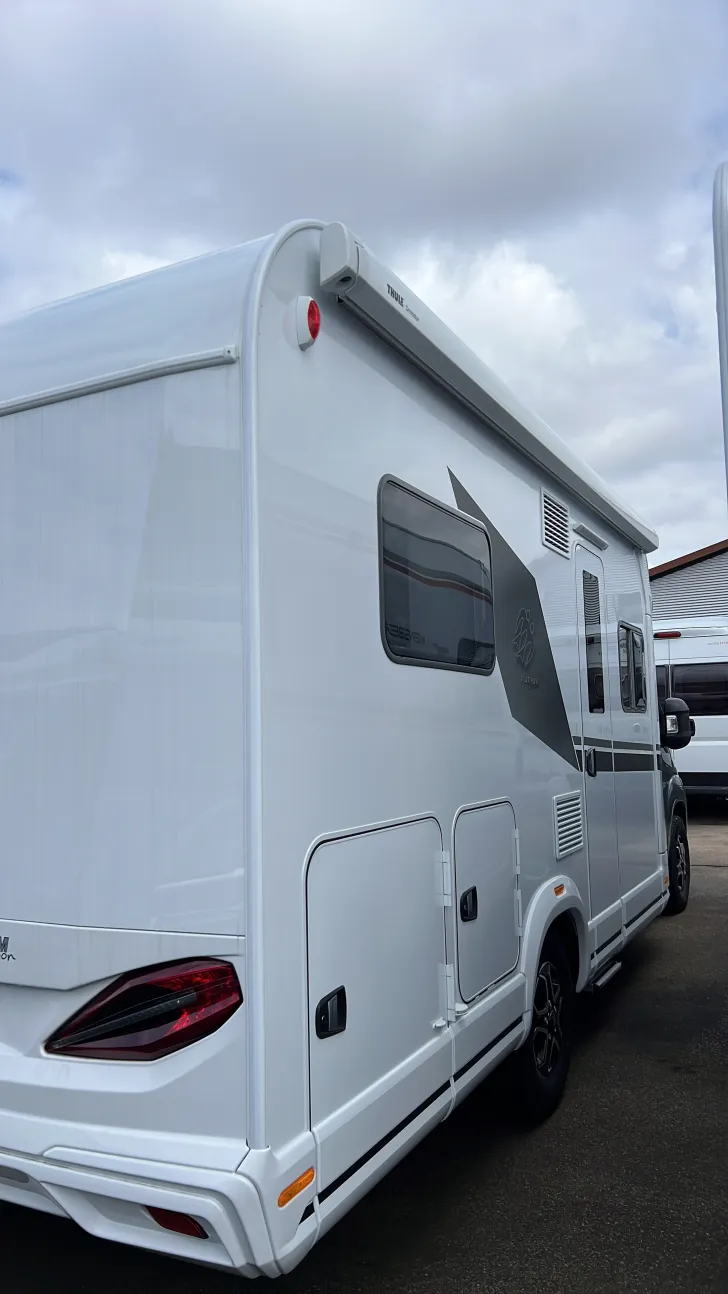 Schräg Hinten Knaus L!VE WAVE 650 MF Platinum Selection Automatik/ Care Drive Advance