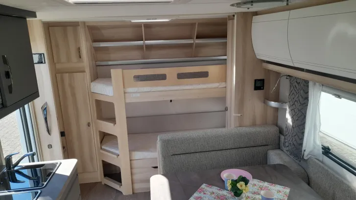 Fahrzeugbild Hobby De Luxe 560 KMFe 2000kg; TV-Halter; Univer.dose #6