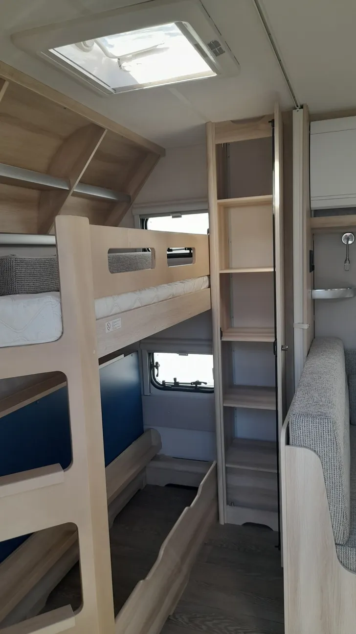 Fahrzeugbild Hobby De Luxe 560 KMFe 2000kg; TV-Halter; Univer.dose #7