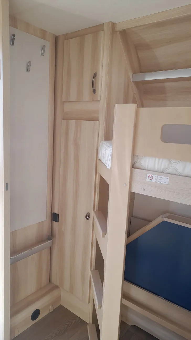 Fahrzeugbild Hobby De Luxe 560 KMFe 2000kg; TV-Halter; Univer.dose #8