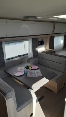 Fahrzeugbild Hobby De Luxe 560 KMFe 2000kg; TV-Halter; Univer.dose #9