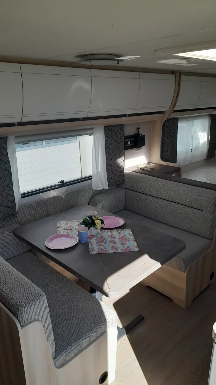 Fahrzeugbild Hobby De Luxe 560 KMFe 2000kg; TV-Halter; Univer.dose #9