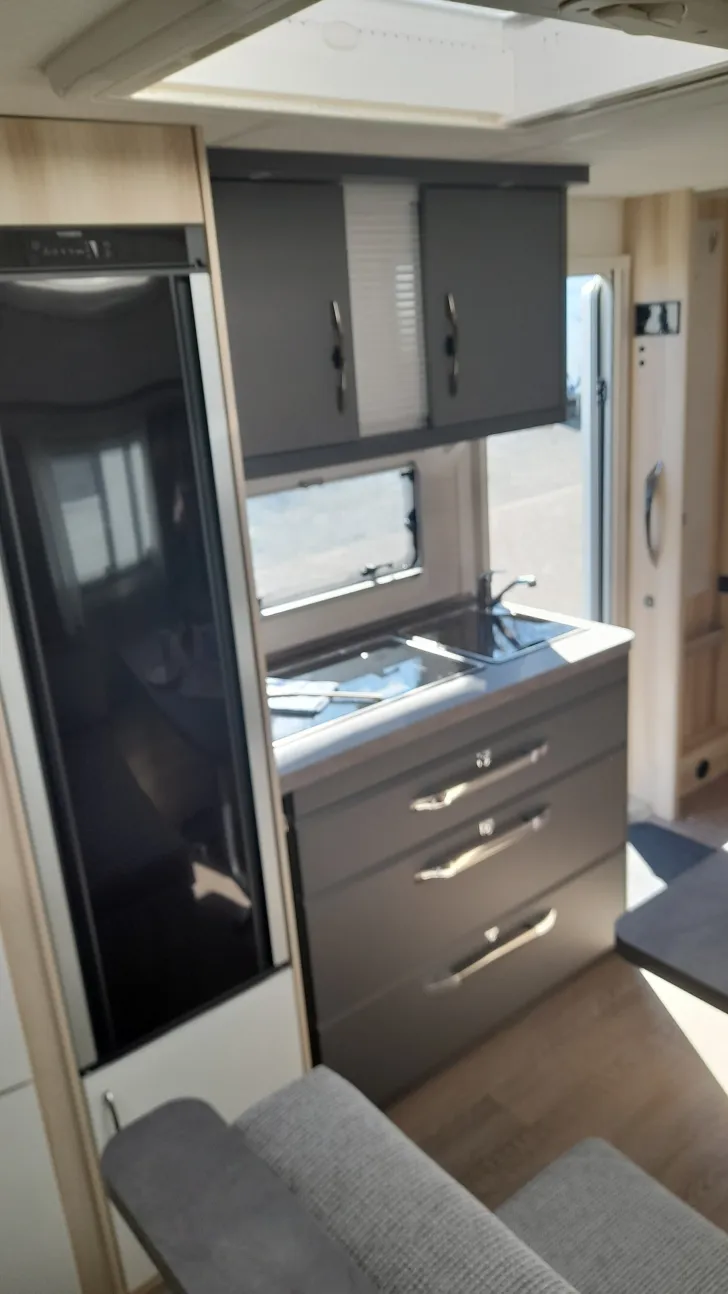 Fahrzeugbild Hobby De Luxe 560 KMFe 2000kg; TV-Halter; Univer.dose #10