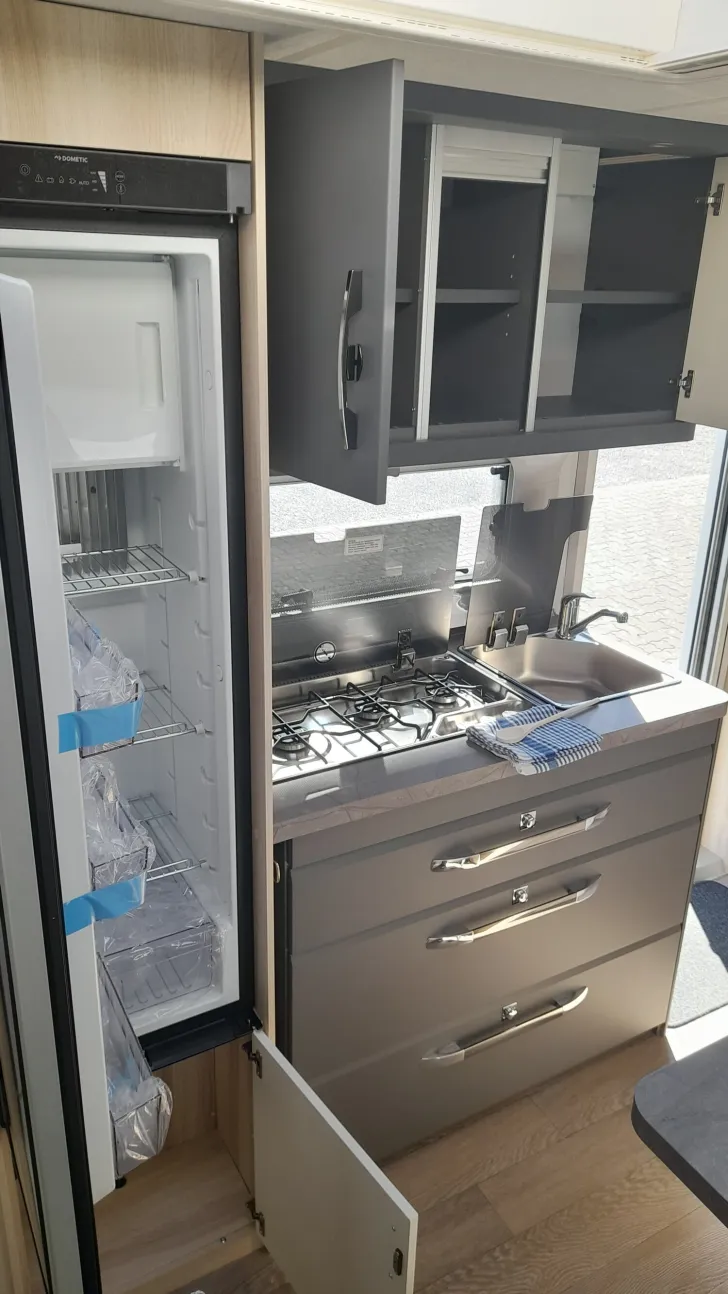 Fahrzeugbild Hobby De Luxe 560 KMFe 2000kg; TV-Halter; Univer.dose #11