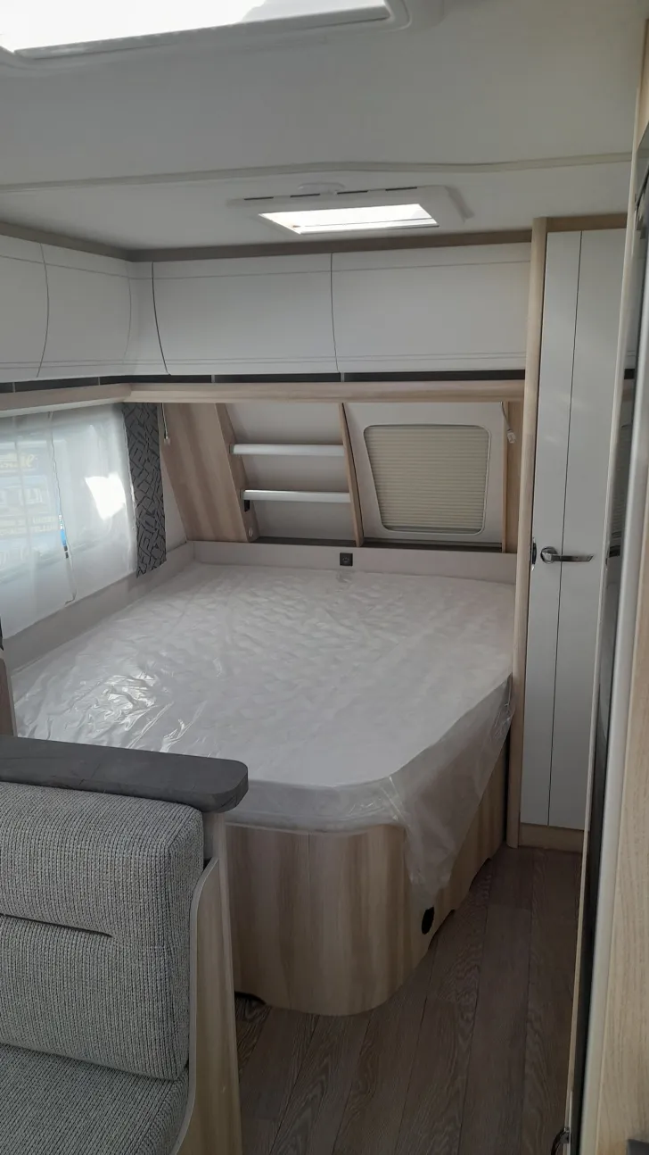 Fahrzeugbild Hobby De Luxe 560 KMFe 2000kg; TV-Halter; Univer.dose #12