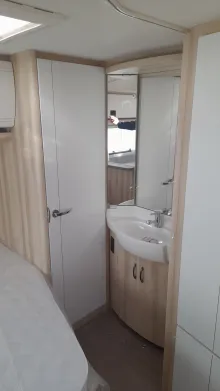 Fahrzeugbild Hobby De Luxe 560 KMFe 2000kg; TV-Halter; Univer.dose #13