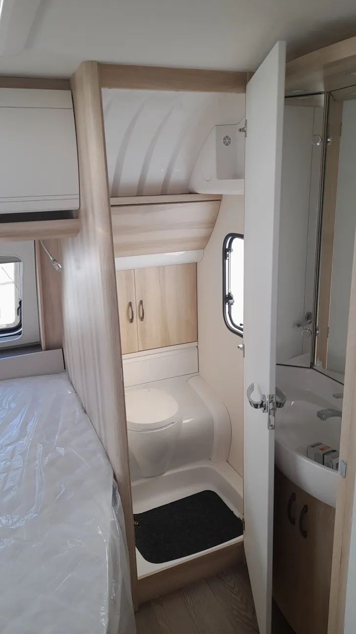 Fahrzeugbild Hobby De Luxe 560 KMFe 2000kg; TV-Halter; Univer.dose #14