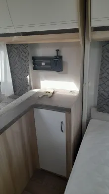 Fahrzeugbild Hobby De Luxe 560 KMFe 2000kg; TV-Halter; Univer.dose #15