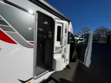 Fahrzeugbild Bürstner Lineo T 700 AT8G+Markise+Winterpaket #22
