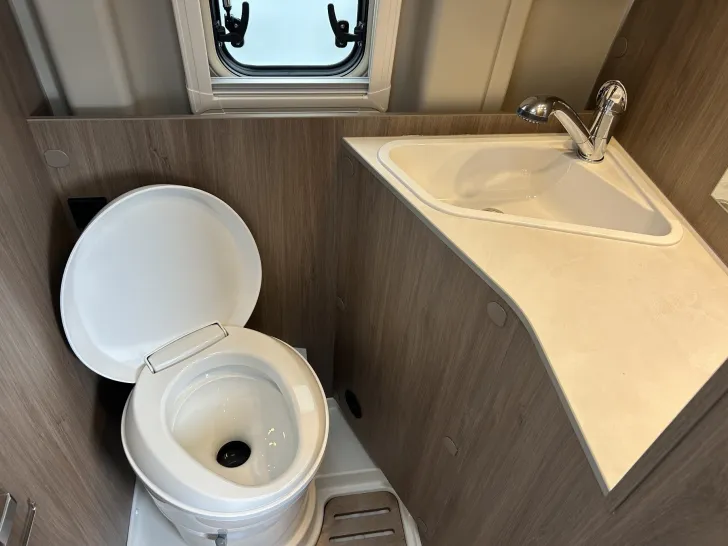 Fahrzeugbild Carado Camper Van CV 600 pro Markise+Kamera #12