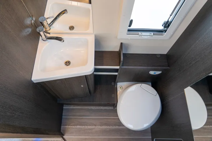 Fahrzeugbild Roller Team Kronos 234 TL *Mj.25*165PS*Hubbett*Solar*Ford #17