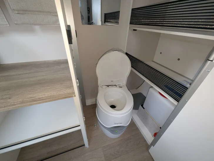 Fahrzeugbild Hobby Beachy 360 E-Hzg, FHalter, Toilette #10