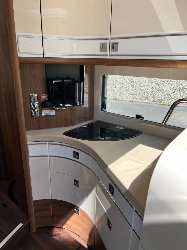 Fahrzeugbild Carthago chic e-line I 50 LE DA Mercedes + Hubstützenanlage #13