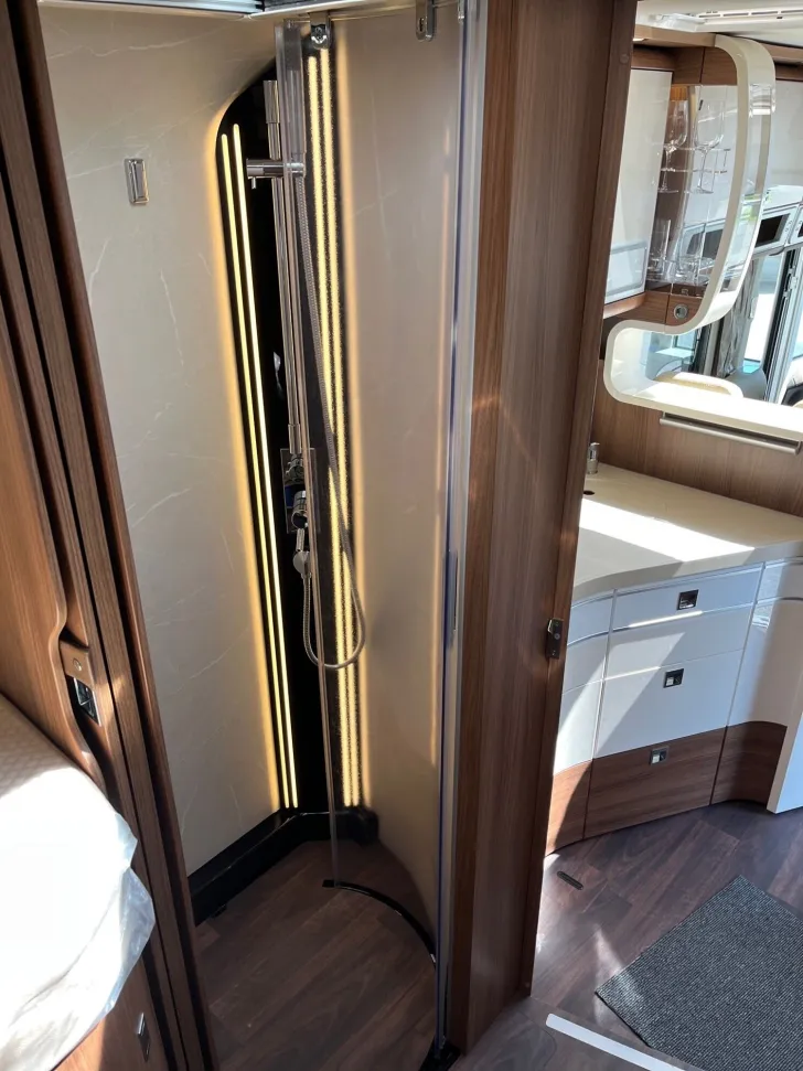 Fahrzeugbild Carthago chic e-line I 50 LE DA Mercedes + Hubstützenanlage #15