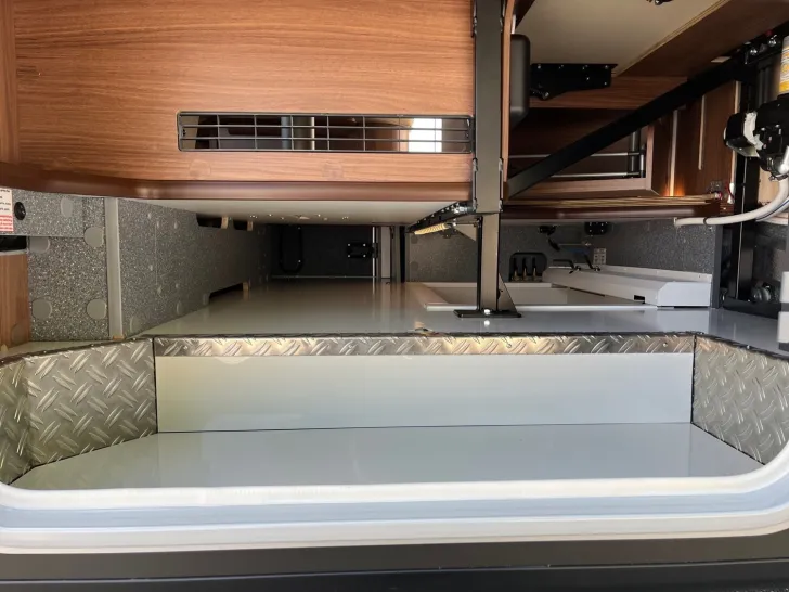 Fahrzeugbild Carthago chic e-line I 50 LE DA Mercedes + Hubstützenanlage #24