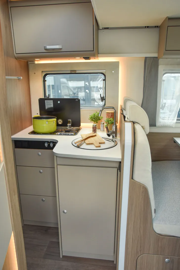 Fahrzeugbild Carado T448 pro+ *Hubbett*Combi-6E*TV-Paket* #14