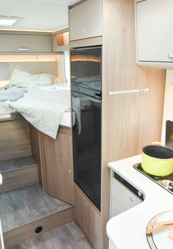 Fahrzeugbild Carado T448 pro+ *Hubbett*Combi-6E*TV-Paket* #16