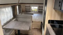 Sicht vorne-hinten Hobby De Luxe 490 KMF Auflastung 1.800 kg