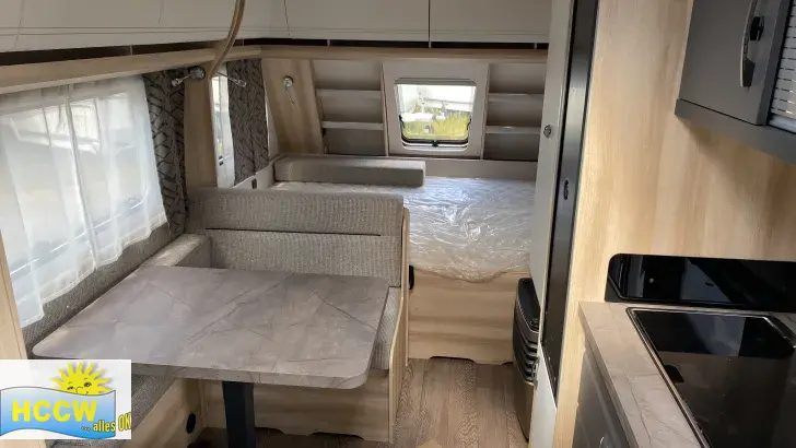 Sicht vorne-hinten Hobby De Luxe 490 KMF Auflastung 1.800 kg