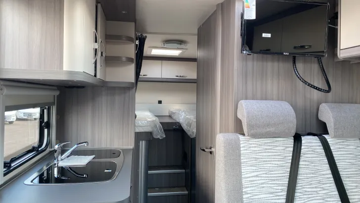 Sicht vorne-hinten Hobby Optima ONTOUR Edition V65 GE TV-SAT Anlage