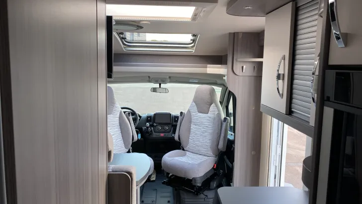 Sicht vorne-hinten Hobby Optima ONTOUR Edition V65 GE TV-SAT Anlage