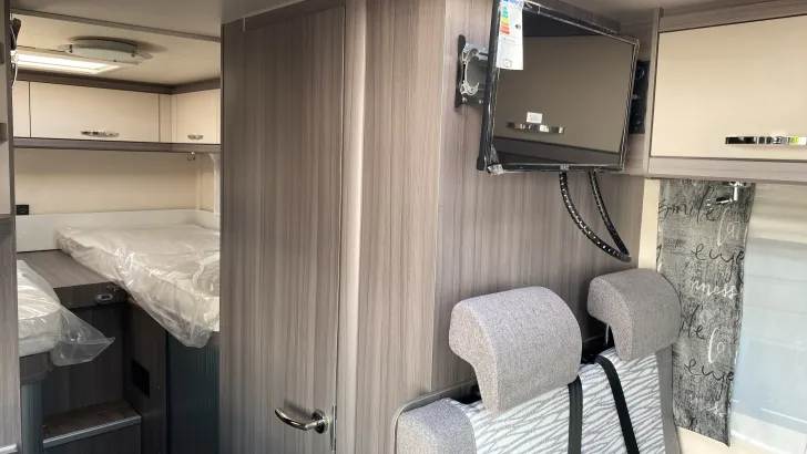 Etagenbetten Hobby Optima ONTOUR Edition V65 GE TV-SAT Anlage