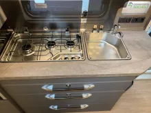 Fahrzeugbild Hobby De Luxe 540 KMFe Modell 2026 / 1800 kg #8