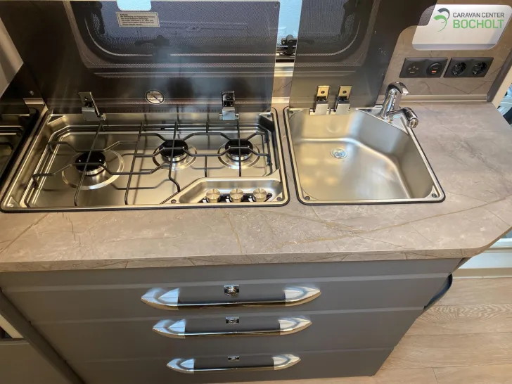 Fahrzeugbild Hobby De Luxe 540 KMFe Modell 2026 / 1800 kg #8