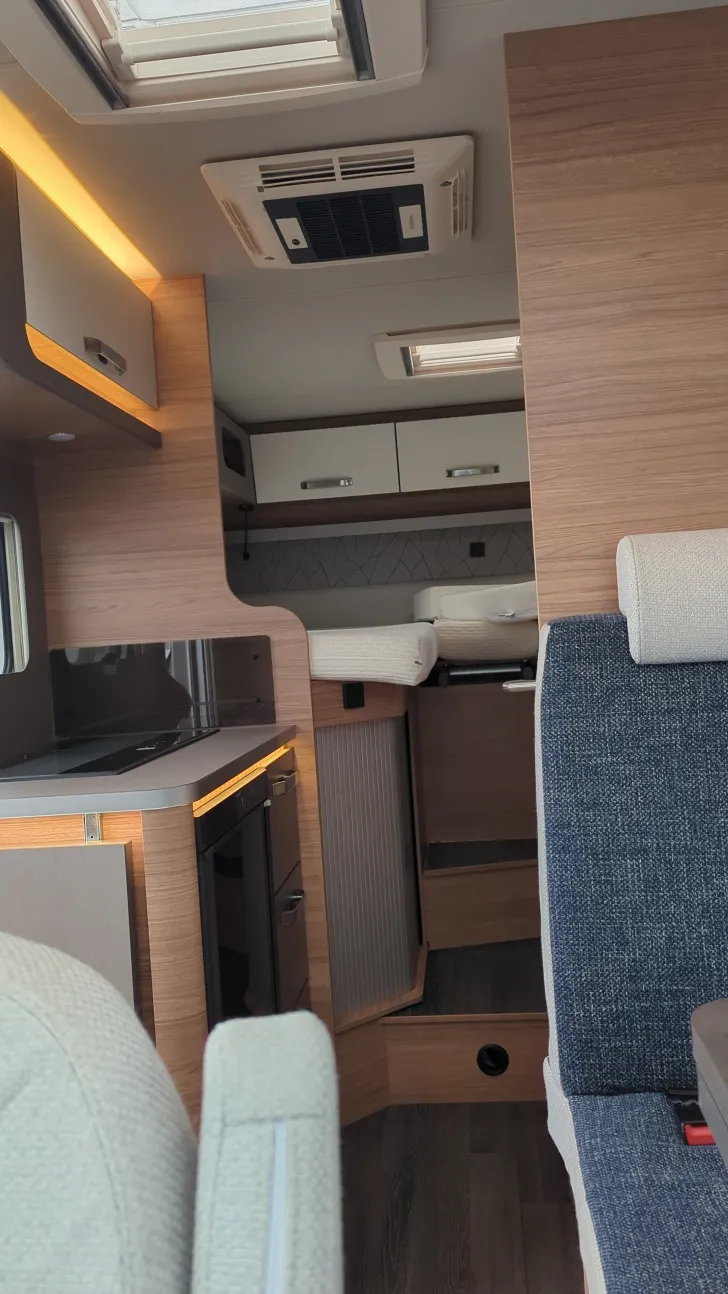 Sicht vorne-hinten Weinsberg CaraLoft 600 MEG 130 PS / Schalter, 1120 - 610