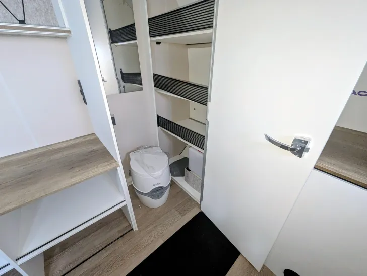 Fahrzeugbild Hobby Beachy 420 E-Hzg, , F-Träger, Toilette #14